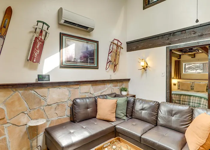 Woodsy Flagstaff Hideaway W/ Deck + Sunroom! Сasa de vacaciones Mountainaire