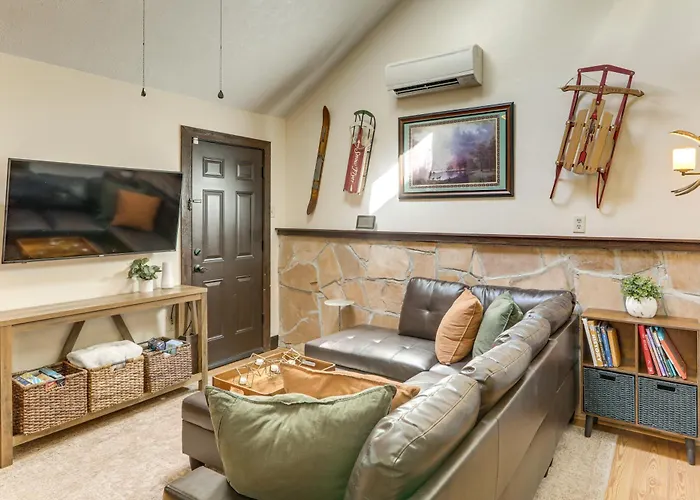 Сasa de vacaciones Woodsy Flagstaff Hideaway W/ Deck + Sunroom! Mountainaire