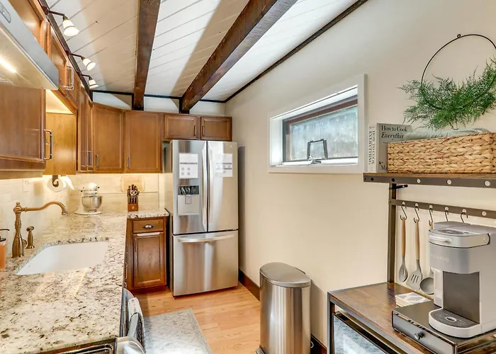 Сasa de vacaciones Woodsy Flagstaff Hideaway W/ Deck + Sunroom!
