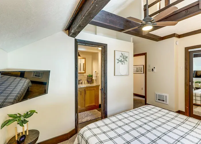 Woodsy Flagstaff Hideaway W/ Deck + Sunroom! Сasa de vacaciones *