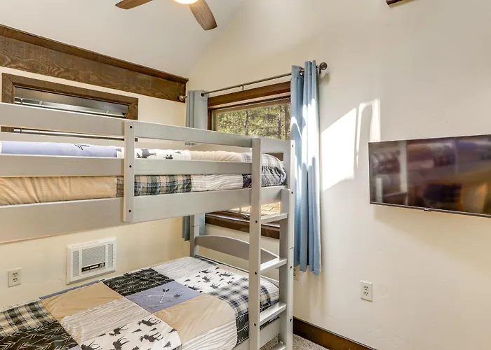 Woodsy Flagstaff Hideaway W/ Deck + Sunroom! Mountainaire