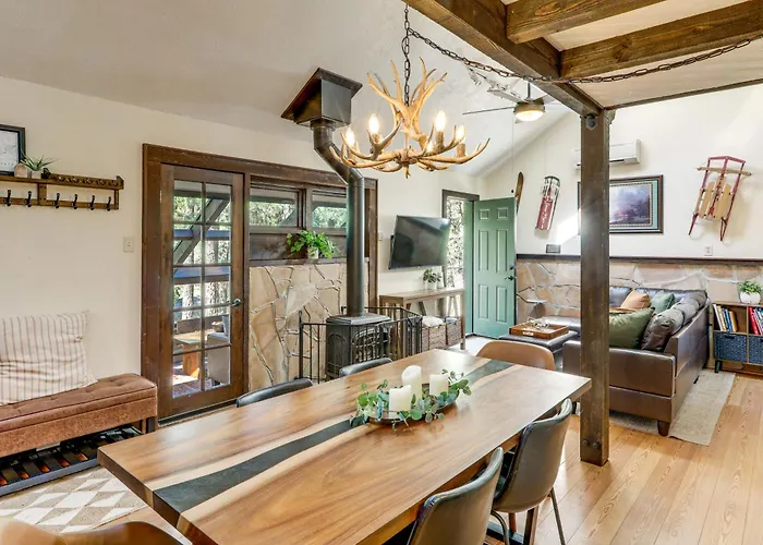 Сasa de vacaciones Woodsy Flagstaff Hideaway W/ Deck + Sunroom!