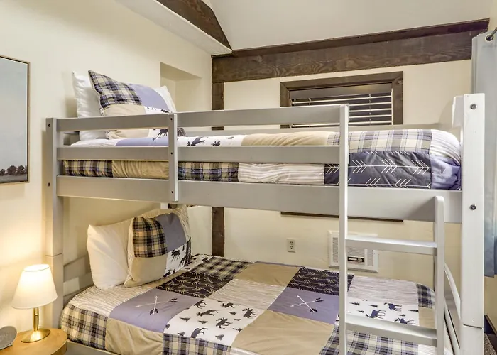 Сasa de vacaciones Woodsy Flagstaff Hideaway W/ Deck + Sunroom! *