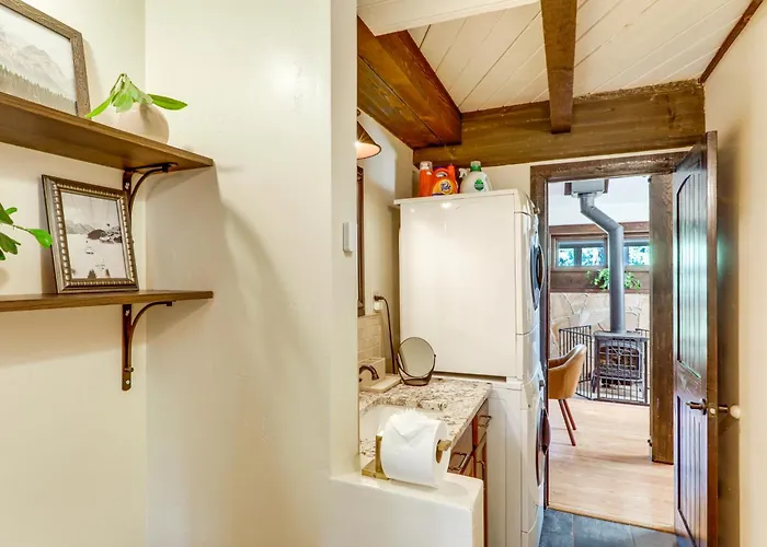 Сasa de vacaciones Woodsy Flagstaff Hideaway W/ Deck + Sunroom! Mountainaire