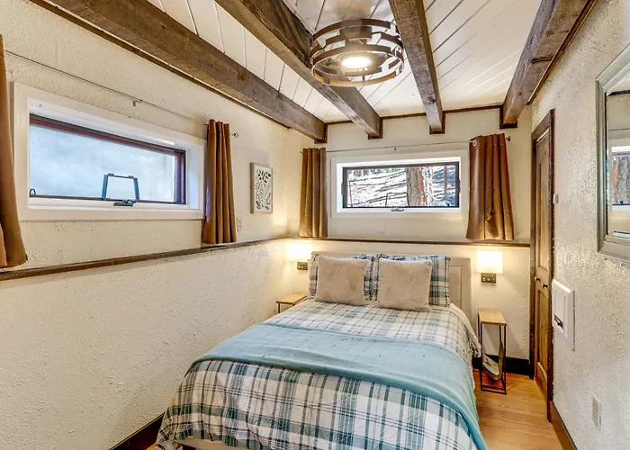 Woodsy Flagstaff Hideaway W/ Deck + Sunroom! Holiday home Mountainaire