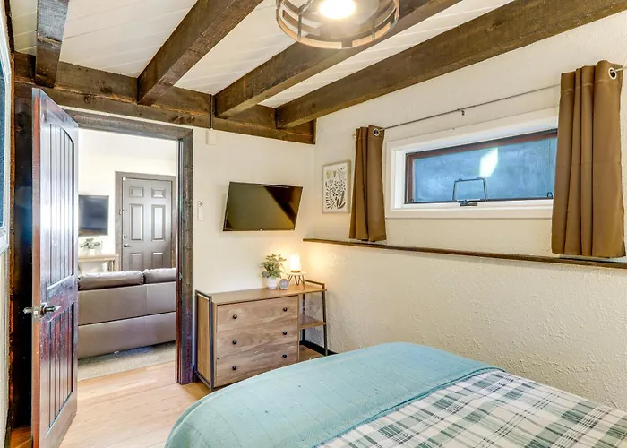 Woodsy Flagstaff Hideaway W/ Deck + Sunroom! *