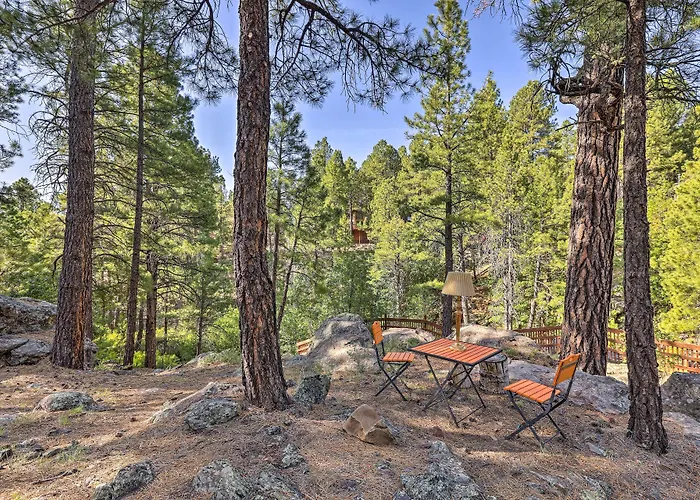 Woodsy Flagstaff Hideaway W/ Deck + Sunroom! Сasa de vacaciones
