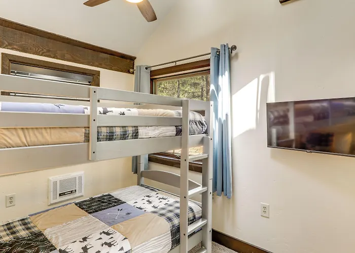 Woodsy Flagstaff Hideaway W/ Deck + Sunroom! Mountainaire