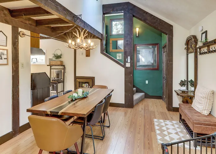 Woodsy Flagstaff Hideaway W/ Deck + Sunroom! Holiday home Mountainaire